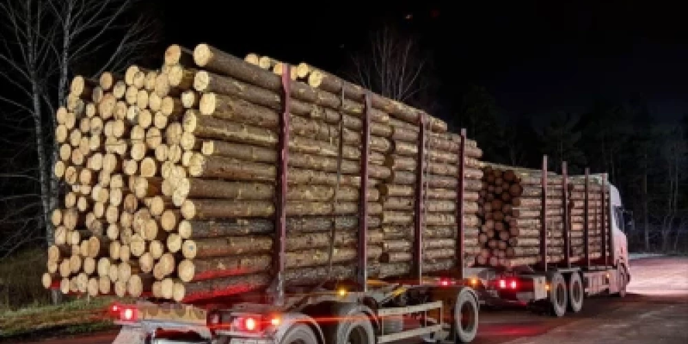 Valsts policija konstatē bīstami pārkrautus kravas auto ar desmitiem tonnu virssvara. 