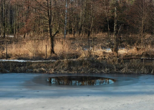 Aizliegums noteikts, ņemot vērā laikapstākļus, meteoroloģiskās prognozes un iespējamo ledus kārtas veidošanos.