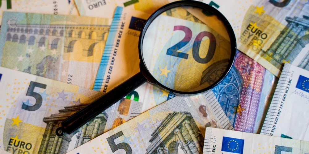 Латвийцам с растущими зарплатами напомнили - если взносы в 3-й уровень не увеличиваются, будущее теряет в деньгах.