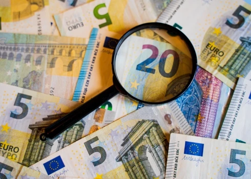 Латвийцам с растущими зарплатами напомнили - если взносы в 3-й уровень не увеличиваются, будущее теряет в деньгах.