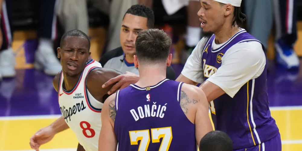 Kriss Danns (pa kreisi) nespēja savaldīties un tika izraidīts no spēles.