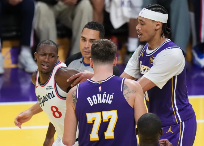 "Lakers" tiek pie panākuma asumiem pilnā Losandželosas derbijā; "Magic" grauj Filadelfijā