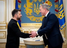 Medijs: ASV armijas ministrs biedējis Ukrainu ar pilnīgu sakāvi