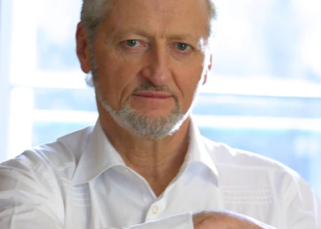 CILVĒCĪBAS EKSĀMENS: Kā Pēteris Antons kļuva par etalonu laikā, kad dziednieki kliedza uz klientiem