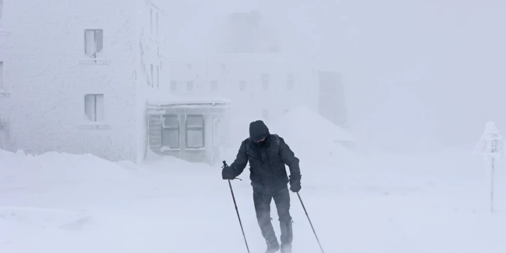 Naktī gaidāms stiprs sniegs ar sniega segas pieaugumu līdz 9 centrimetriem, bet rīt veidosies bīstams apledojums.
