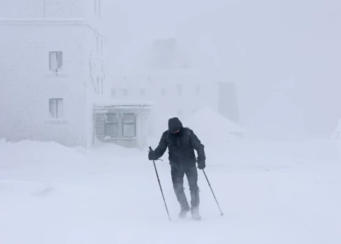 Naktī gaidāms stiprs sniegs ar sniega segas pieaugumu līdz 9 centrimetriem, bet rīt veidosies bīstams apledojums.