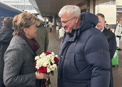 Браже опубликовала фото со столичного железнодорожного вокзала, где ее встретил глава МИД Украины Андрей Сибига.