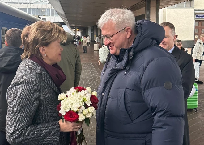 Глава МИД Байба Браже прибыла в Киев - на вокзале ее встречали с цветами