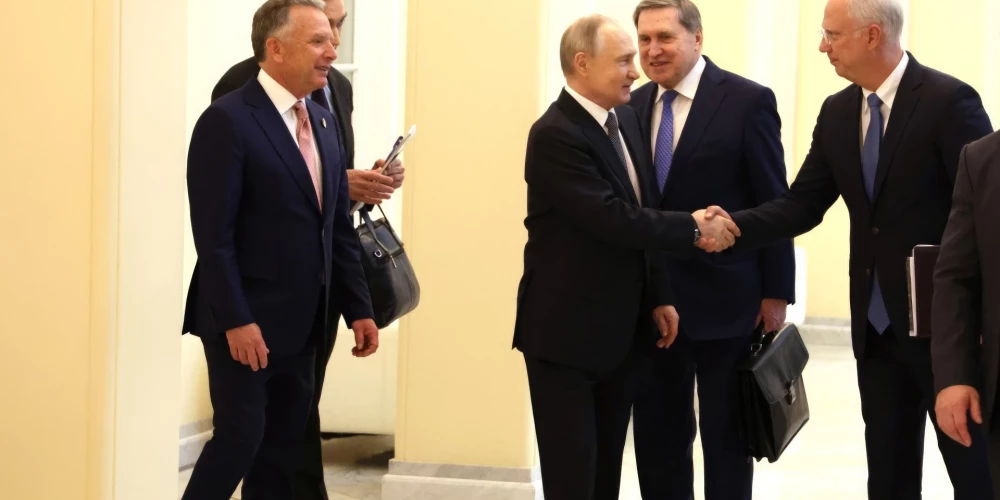 2025. gada 11. aprīlis, Sanktpēterburgā sapulcējušies visi savējie: Krievijas diktators Vladimirs Putins, viņa padomnieki Jurijs Ušakovs (centrā) un Kirils Dmitrijevs (pa labi), kā arī ASV prezidenta Donalda Trampa īpašais sūtnis Stīvs Vitkofs (pa kreisi)