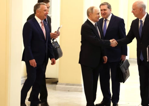 2025. gada 11. aprīlis, Sanktpēterburgā sapulcējušies visi savējie: Krievijas diktators Vladimirs Putins, viņa padomnieki Jurijs Ušakovs (centrā) un Kirils Dmitrijevs (pa labi), kā arī ASV prezidenta Donalda Trampa īpašais sūtnis Stīvs Vitkofs (pa kreisi)