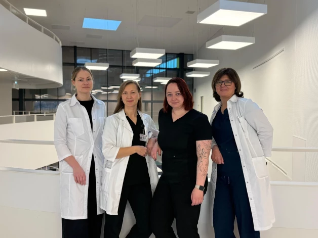 Stradiņa slimnīcas Reto neiroloģisko slimību centra neiroloģe Dr. Ieva Glāzere skaidro, ka jaunā terapija ar medikamentu Efgartigimod alfa darbojas ar atšķirīgu mehānismu.