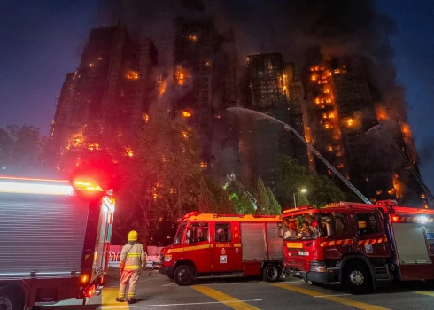 Briesmīgs skats Honkongā, kur liesmas pārņēmušas dzīvojamo namu kompleksa augstceltnes (foto: Scanpix / AP)