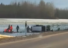 Saldus novada traģiskās avārijas izmeklētāji: visticamāk, četri pasažieri izsviesti no kūleņojoša auto