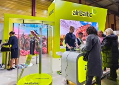Var pieteikties arī bez pieredzes: "airBaltic" aicina darbā 200 stjuartus Baltijas valstīs; alga - līdz 1720 eiro