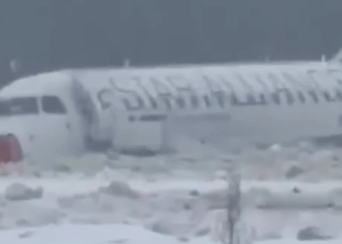 Pasažieru lidmašīna Viļņas lidostā noslīd no manevrēšanas celiņa.