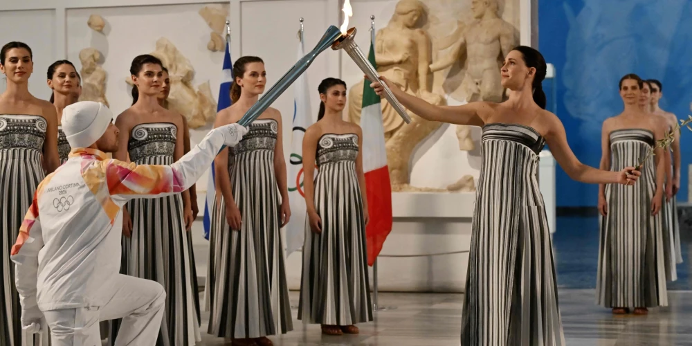 Foto no svinīgās uguns iedegšanas ceremonijas.