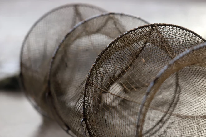 Murdu un tīklu tīrīšana un lāpīšana ir zvejnieka dzīves ikdiena.