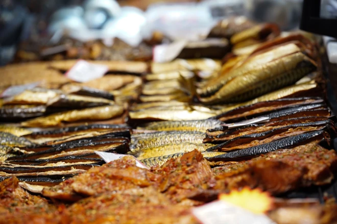 Centrāltirgū Oskars uzrauga vairākas tirdzniecības vietas – gan ar svaigām, gan kūpinātām zivtiņām.