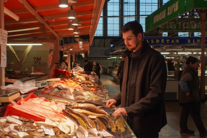 Jaunais zvejnieks un uzņēmējs par katru zivi var izstāstīt, kur tā augusi. “Mūsu zivīm nav dūņu garšas,” viņš uzsver.