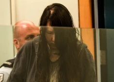 Māte aukstasinīgi nogalina divus bērnus, paslēpj līķus čemodānos un aizbēg. Tiesas spriedums ir bargs