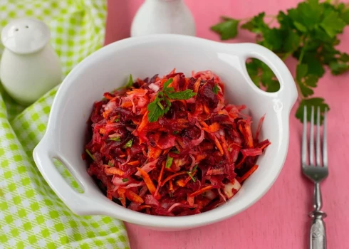 Skābu kāpostu salāti ar bietēm