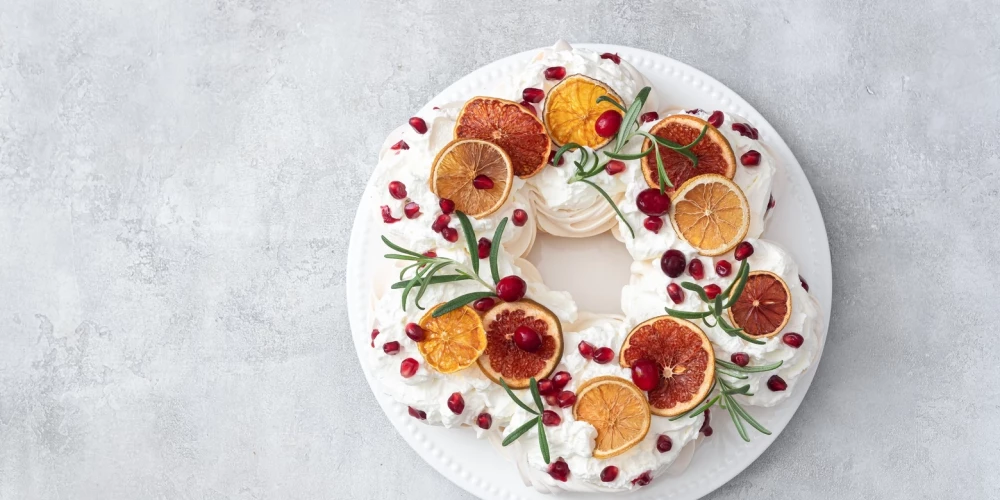 Pavlovas vainags ar apelsīniem un dzērvenēm