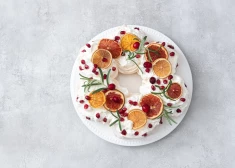 Grezns deserts - Pavlovas vainags ar apelsīniem un dzērvenēm