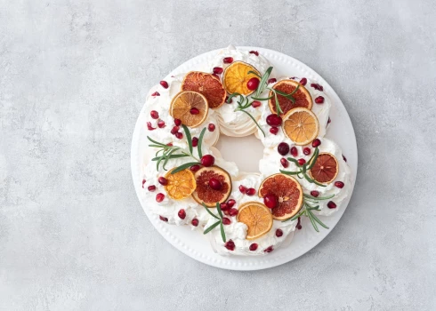 Pavlovas vainags ar apelsīniem un dzērvenēm