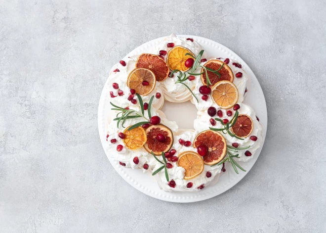 Grezns deserts - Pavlovas vainags ar apelsīniem un dzērvenēm