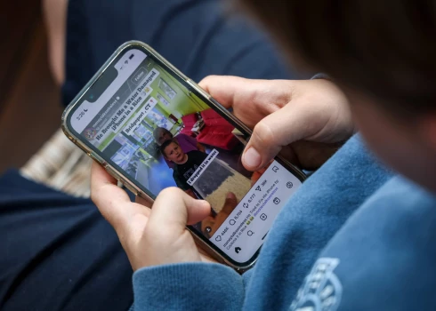 EP atbalsta sociālo mediju lietošanu no 16 gadiem un prasa aizliegt atkarību izraisošu praksi.