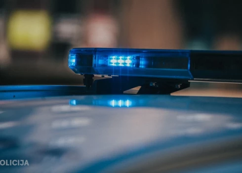 Rīgā “Lexus” automašīna uzbrauc gājējam, kurš notikuma vietā mirst.