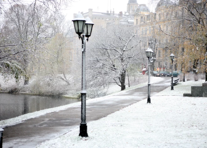 Пасмурный четверг: осадки и скользкие улицы в Латвии