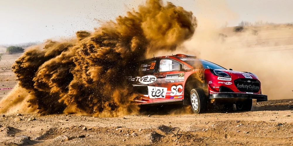 Mārtiņš Sesks Saūda Arābijas tuksneša smiltīs.