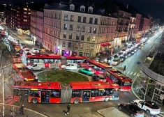 Ideāli simetriskais "korķis"! Oslo rotācijas aplī iestrēgst četri autobusi. VIDEO
