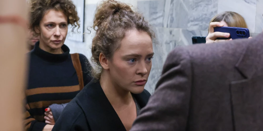 Рядом с Аглаей в суде присутствовала мама Ксения Раппопорт. 