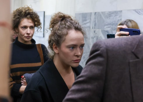 Рядом с Аглаей в суде присутствовала мама Ксения Раппопорт. 