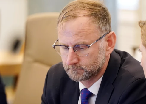 Satiksmes ministrs Atis Švinka (P).