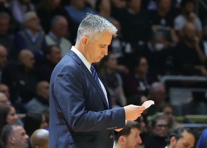 Rolandam Šmitam Stambulā būs jauns treneris. Pēc sagrāves Monako atlaiž Kokoškovu