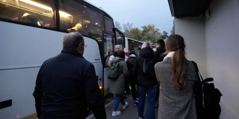 На отдельных рейсах на участке Приедаине-Дубулты пассажиров поездов Vivi будут перевозить автобусами.