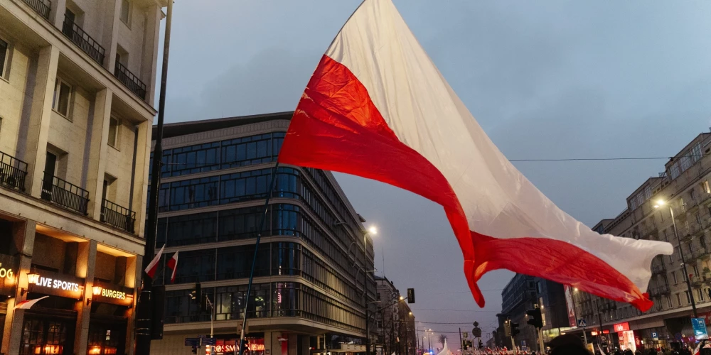 Polijas karogs Varšavas ielās.