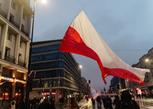 Polijas karogs Varšavas ielās.