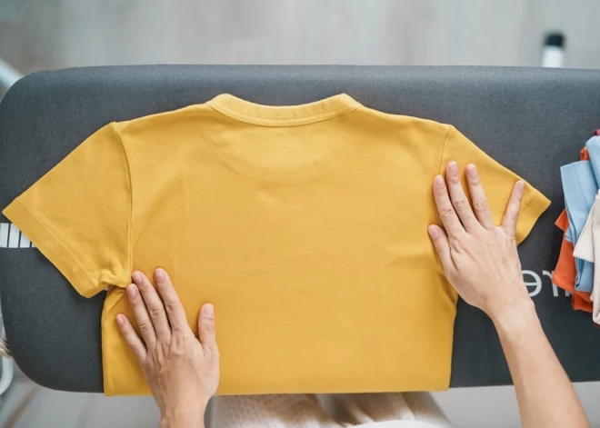 Seši gudri paņēmieni, kā izgludināt drēbes bez gludekļa