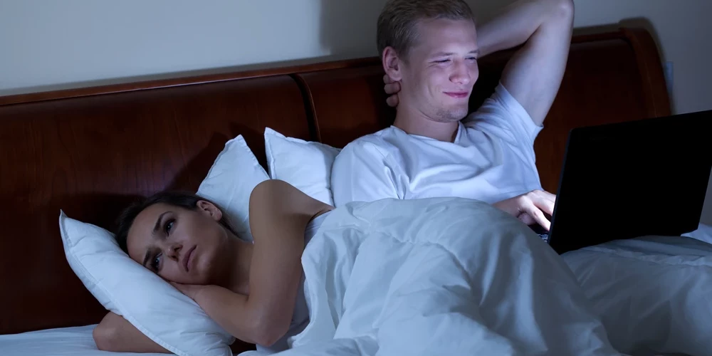 Vai esat kādreiz piedzīvojuši situāciju, kad jūsu partneris klausās tikai pa pusei, telefona maigajai zilajai gaismai apspīdot viņa seju? Jūs runājat ar viņu, bet viņš atrodas citur, digitālajā virpulī.