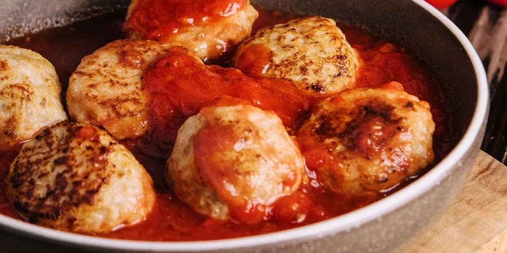 Tefteļi tomātu mērcē ar kartupeļu biezeni un marinētām bietēm