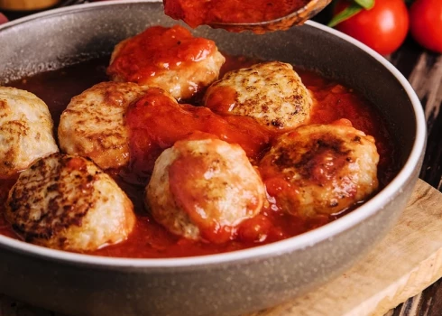 Tefteļi tomātu mērcē ar kartupeļu biezeni un marinētām bietēm