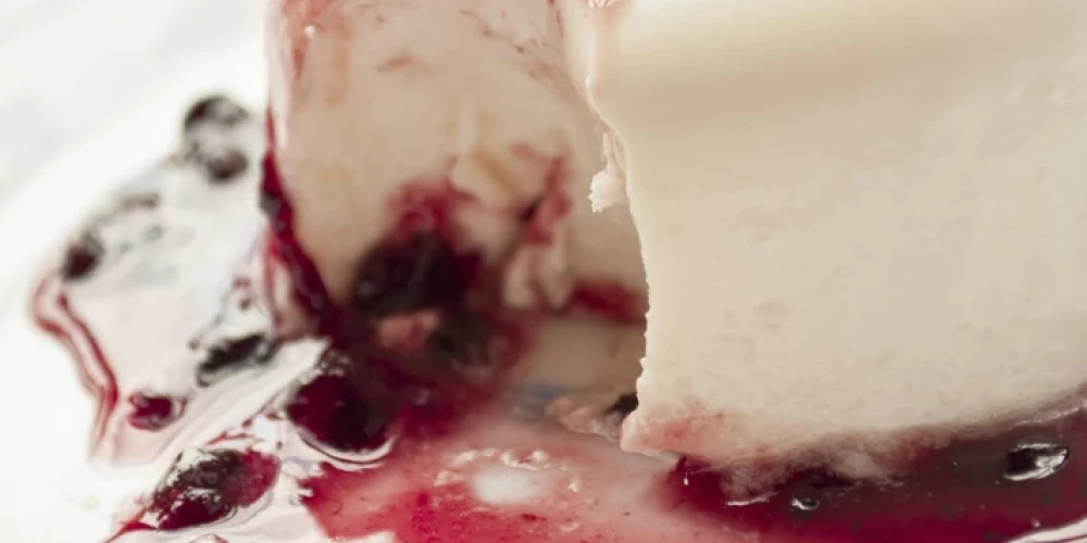 Panna Cotta ar ogu mērci
