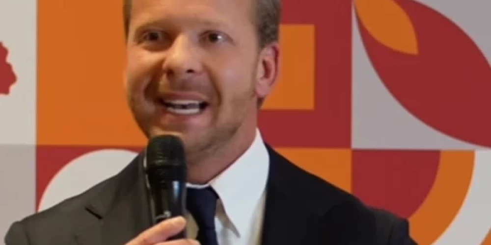 Aleksejs Rosļikovs savas partijas kongresā (ekrānuzņēmums no video)