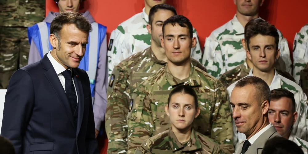 Francija no nākamās vasaras ieviesīs brīvprātīgu desmit mēnešu karadienestu.