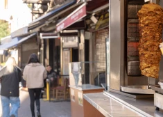 15 kebabu vietā jaunieši izvēlas kriminālprocesu par kases aparāta zādzību