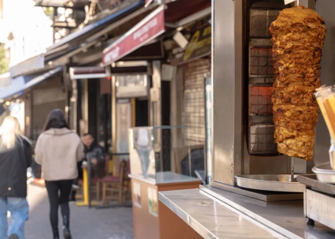 В Риге молодые люди украли кассу из закусочной - а ведь им предлагали 15 кебабов бесплатно